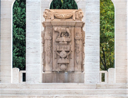 Mausoleo Ossario Garibaldino, altar made out of red granite