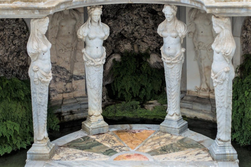 Villa Giulia, caryatids in the nymphaeum basin