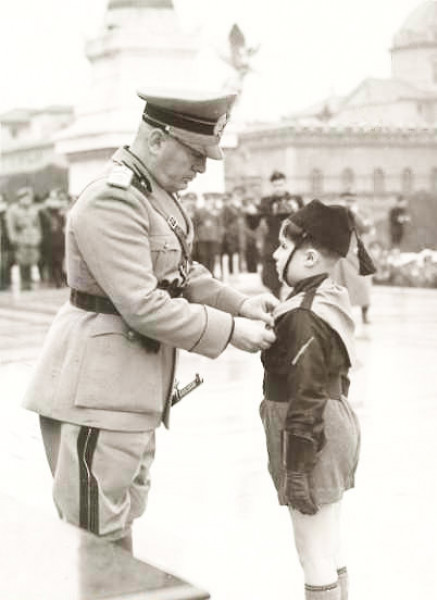 Mussolini decorates a boy from the fascist ranks, pic. Wikipedia