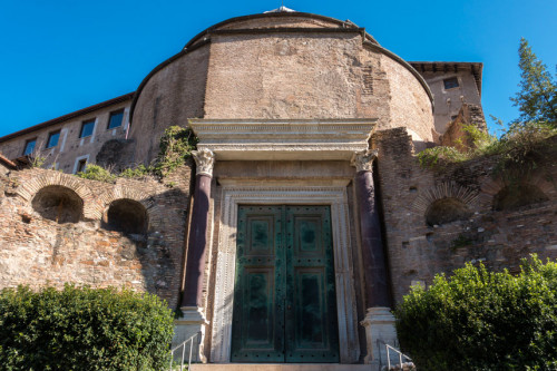 Wejście do tzw. świątyni Romulusa przy via Sacra, Forum Romanum