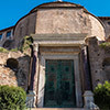 Wejście do tzw. świątyni Romulusa przy via Sacra, Forum Romanum