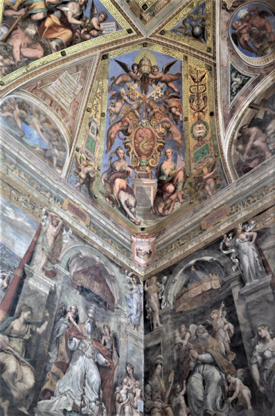 The Hall of Constantine, coat of arms of Pope Gregory XIII - commissioners of the ceiling decoration, Apostolic Palace (Musei Vaticani)