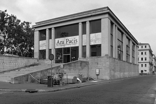 Altar of Peace (Ara Pacis) from the time of Mussolini, Vittorio Morpurgo, pic. Wikipedia