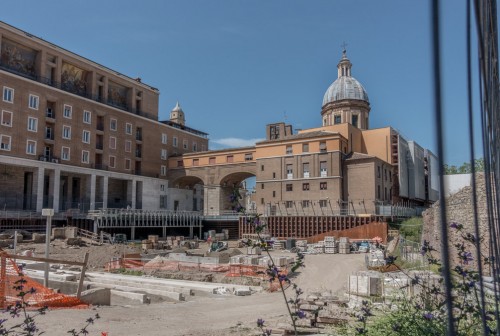 Piazza Augusto Imperatore, w oddali kościół San Girolamo dei Croati