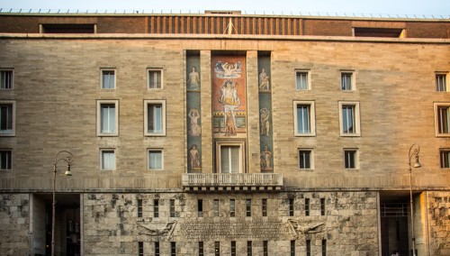 Południowa pierzeja placu z główną elewacją (Piazza Augusto Imperatore )