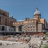 Piazza Augusto Imperatore, w oddali kościół San Girolamo dei Croati