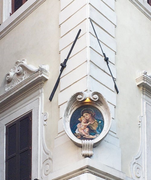 Madonella na rogu via del Mascherone i Piazza Farnese