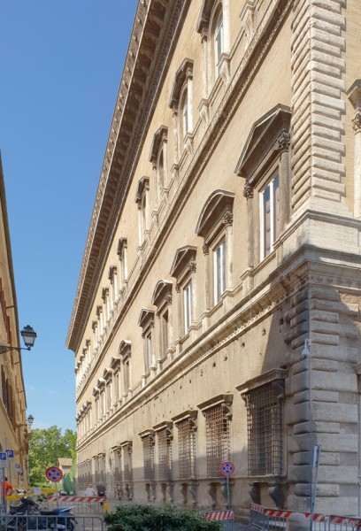 Via del Mascherone, po prawej Palazzo Farnese