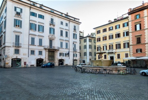 Piazza Farnese, fountain, in the background the Fusconi Pighini Del Gallo Palace