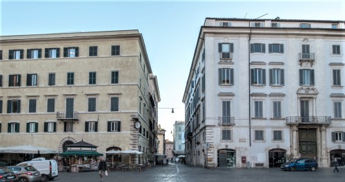 Piazza Farnese, via dei Baullari, on the right the palace Fusconi Pighini Del Gallo