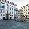 Piazza Farnese, fontanna, w tle pałac Fusconi Pighini Del Gallo