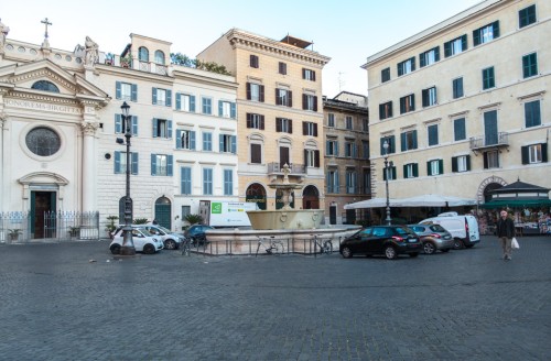 Piazza Farnese, jedna z dwóch fontann, po lewej fasada kościoła Santa Brigida