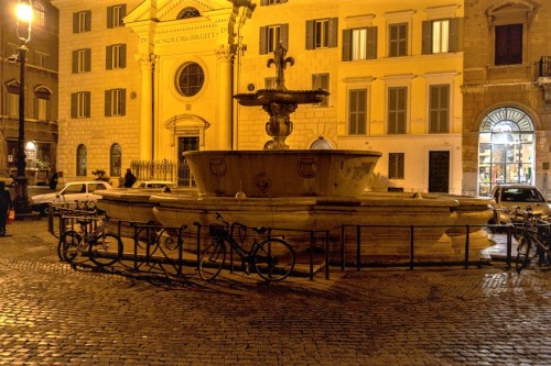 Piazza Farnese, jedna z dwóch fontann, po lewej fasada kościoła Santa Brigida