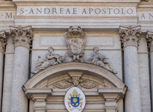 Cosimo Fancelli, anioły w zwieńczeniu przyczółka bazyliki Sant'Andrea della Valle