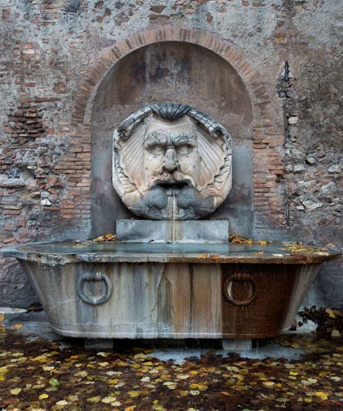 Fontana del Mascherone di Santa Sabina, Piazza Pietro d'Illiria