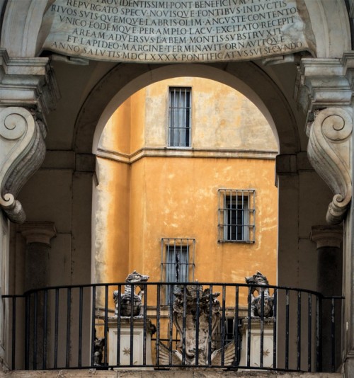 Fontana dell'Acqua Paola, balkon w części środkowej fontanny