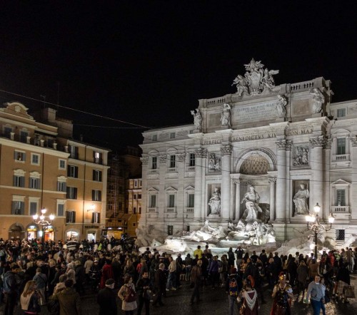 Fontana di Trevi, Piazza di Trevi