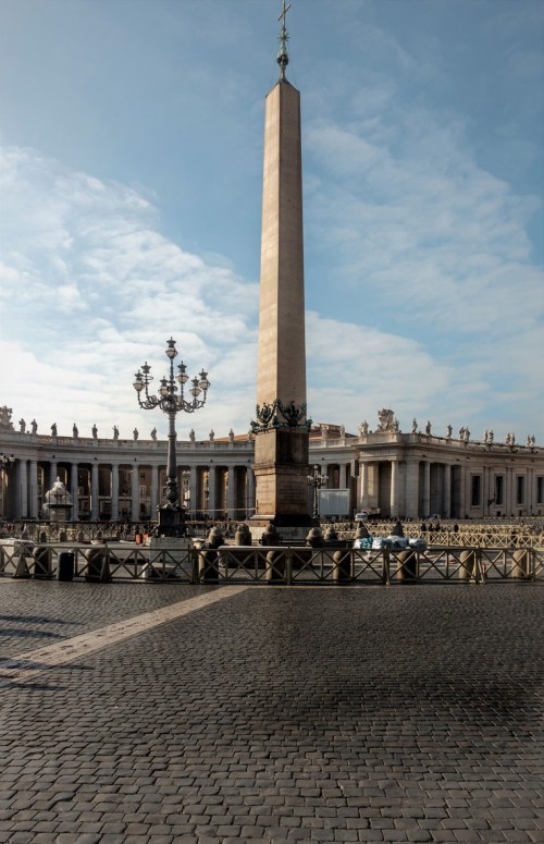 Obelisk Vaticano ustawiony przez Fontanę na placu św. Piotra