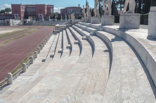 Foro Italico, Stadio dei Marmi, w tle pływania i siedziba włoskiego Komitetu Olimpijskiego (dawnej Accademia di Educazione Fisica)