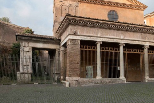 Arch of the Silversmiths (Arco degli Argentari), entablature with a relief representing Hercules