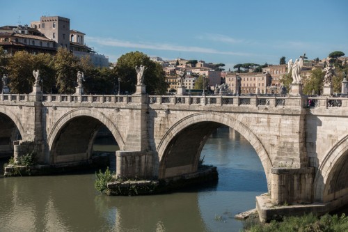 Ponte Sant'Angelo, wybudowany przez Hadriana most łączący miasto z jego maulozeum