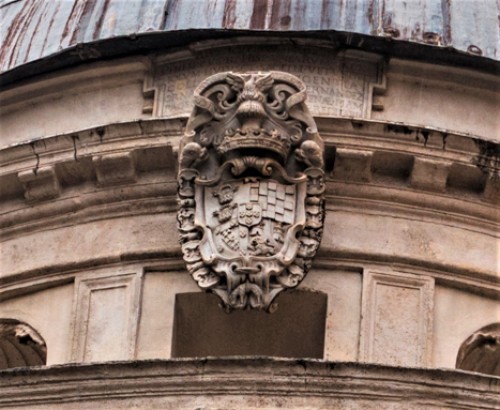 Kaplica Męczeństwa św. Piotra (Tempietto),  herb królów hiszpańskich - fundatorów kaplicy