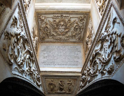 Kaplica Męczeństwa św. Piotra (Tempietto), napis dedykacyjny i płaskorzeźba - Maria wśród świętych (franciszkańskich), krypta