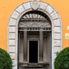 Wejście na dziedziniec klasztorny kościoła San Pietro in Montorio, w oddali Tempietto