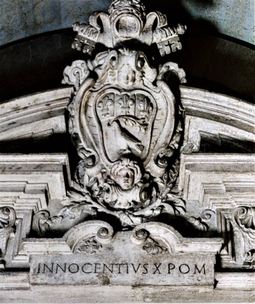 Palazzo Pamphilj, Piazza Navona, herb papieża Innocentego X