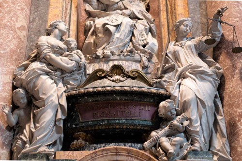 Nagrobek papieża Innocentego XII, fragment ukazujący personifikację cnót - Sprawiedliwości i Miłosierdzia, bazylika San Pietro in Vaticano