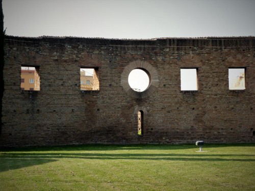 Pozostałości muru absydy dawnej bazyliki cmentarnej Sant'Agnese, ufundowanej przez Konstantynę