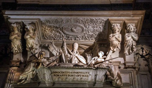 Sant'Agnese in Agone, Giovanni Battista Maini, nagrobek Innocentego X