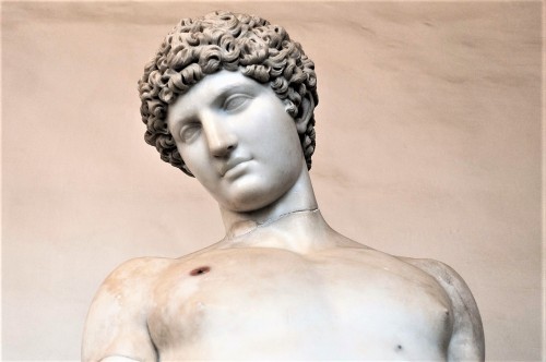 Antinous, sculpture in Hadrian’s Villa in Tivoli, presently in Musei Capitolini, fragment, pic. Wikipedia, author Jastrow