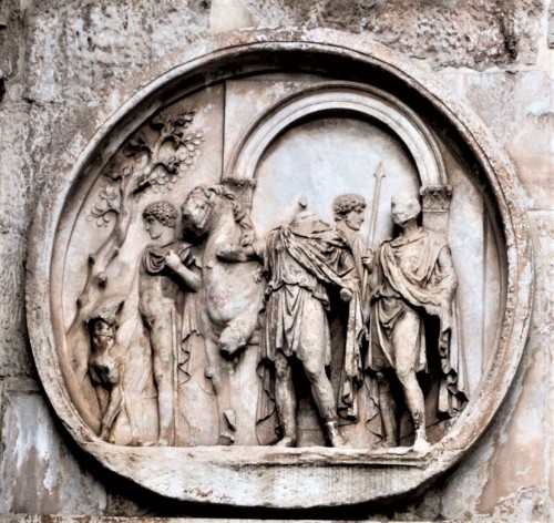 Hadrian na polowaniu, po lewej naga postać Antinousa, medalion z łuku Konstantyna (Arco di Constantino)