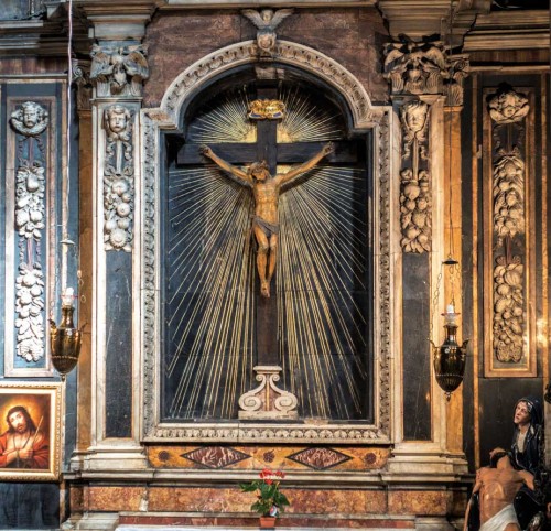 Basilica of Sant'Andrea delle Fratte, Crocifficione Chapel with a crucifix from the XVII century