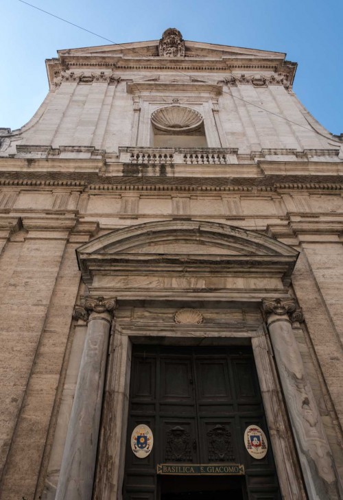 Fasada kościoła San Giacomo in Augusta z muszlami - symbolem św. Jakuba