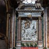 San Giacomo in Augusta, kaplica Cudownego Obrazu Marii, płaskorzeźba - Franciszek z Paoli modlący się do obrazu Madonny, Pierre Le Gros