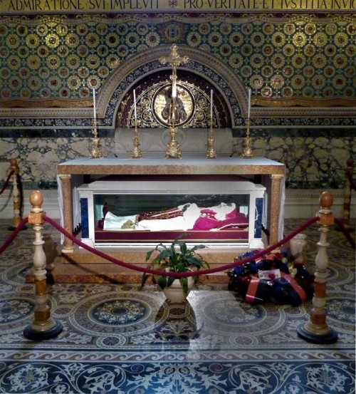 Basilica of San Lorenzo fuori le mura, display case with the body and the tombstone of Pope Pius IX
