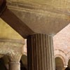 San Lorenzo fuori le mura, elementy kolumn w wirydarzu klasztornym