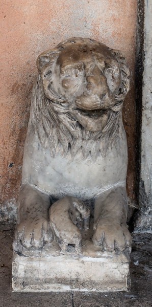 San Lorenzo in Lucina, jeden z antycznych lwów flankujących wejście do kościoła
