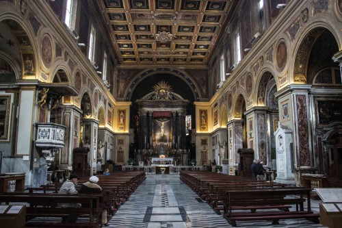 San Lorenzo in Lucina, wnętrze z widokiem na ołtarz główny