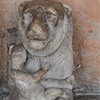San Lorenzo in Lucina, jeden z antycznych lwów flankujących wejście do kościoła