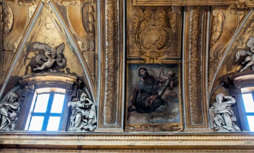 Santissimi Nomi di Gesù e Maria, dekoracja międzyokienna, wizerunek św. Łukasza Ewangelisty