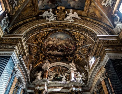 Santissimi Nomi di Gesù e Maria, zwieńczenie ołtarza głównego i malowidła w zwieńczeniu absydy - Giacinto Brandi