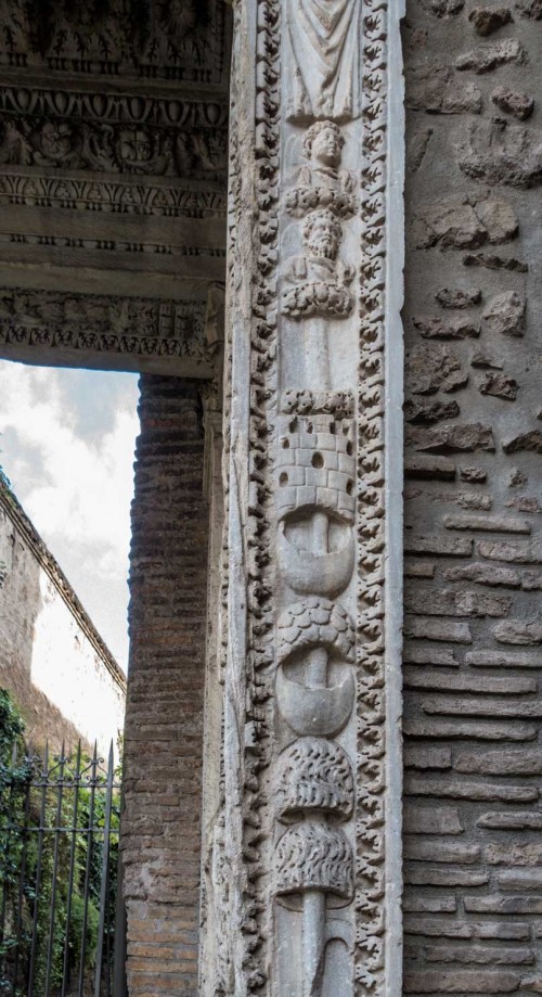 Łuk Srebrników (Arco degli Argentari), cesarskie orły, girlandy i elementy uzbrojenia wraz z główkami cesarzy - Karakalli i Septymiusza Sewera