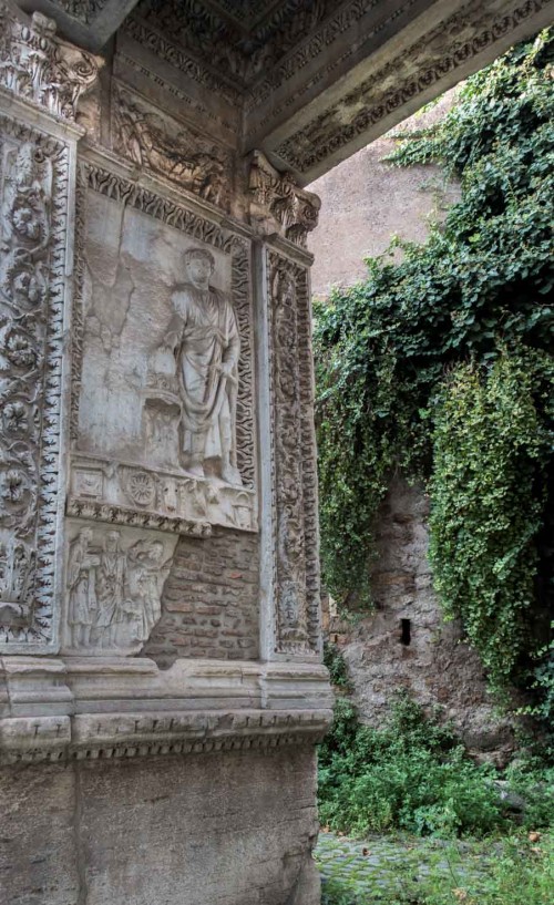 Łuk Srebrników (Arco degli Argentari), scena przedstawiająca składanie ofiar przez Karakallę i Gatę (postać skuta)