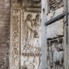 Łuk Srebrników (Arco degli Argentari), w tle cesarz Septymiusz Sewer i Julia Domna składający ofiarę