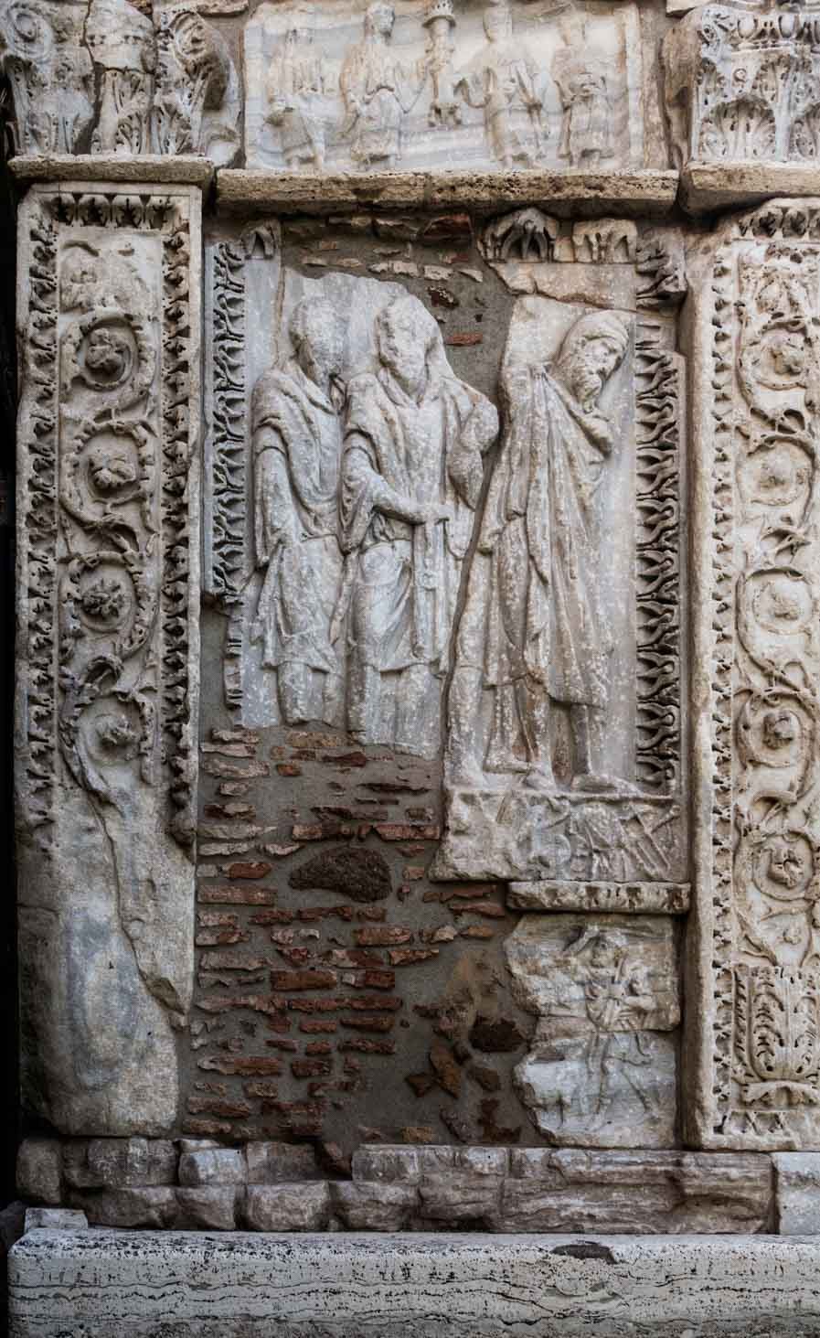 Łuk Srebrników (Arco degli Argentari), żołnierze i jeniec - scena upamiętniająca podboje cesarza Septymiusza Sewera