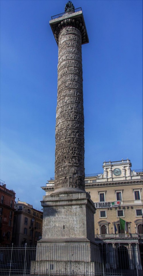 Kolumna cesarza Marka Aureliusza, Piazza Colonna