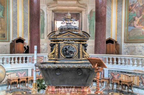 Baptysterium San Giovanni, antyczna wanna dekorująca basen chrzcielny